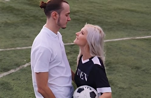 Sialan pelacur yang suka menonton sepak bola