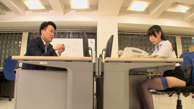 GS-368 Karyawan tersebut berangkat kerja dengan mengenakan rok pendek yang sangat erotis