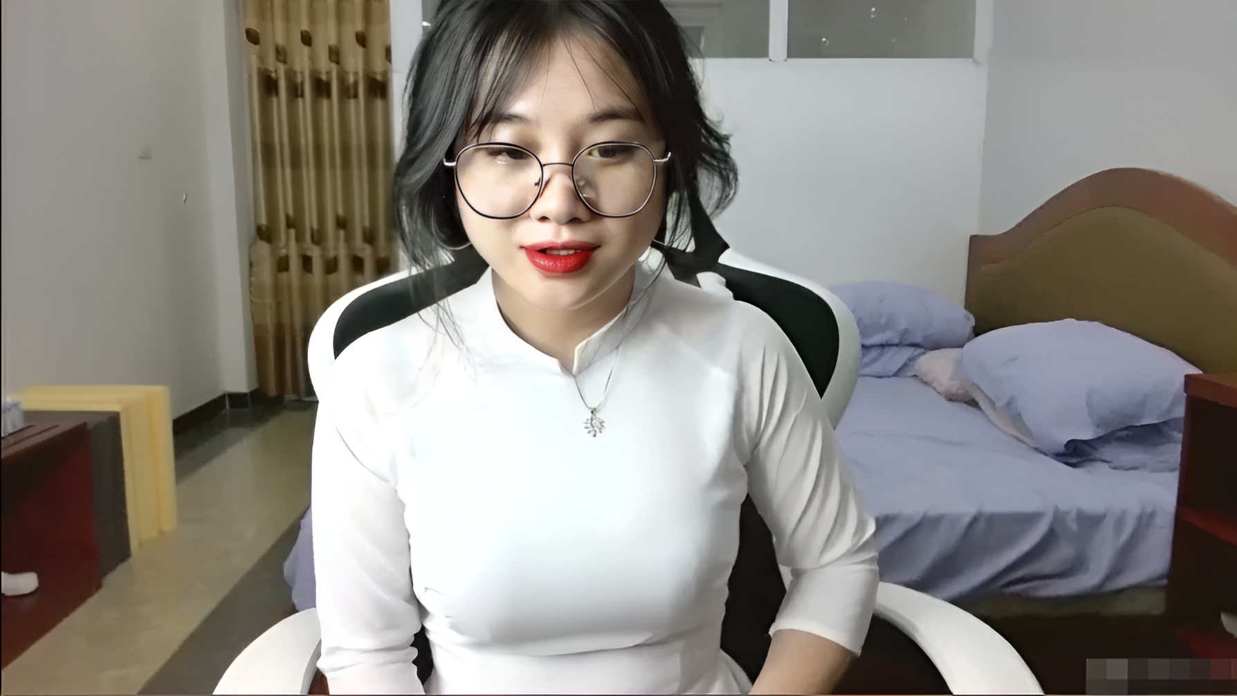 Saya baru saja pulang sekolah dengan ao dai